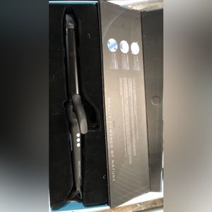 Brand new barley used 1.25 bio ionic curling iron.